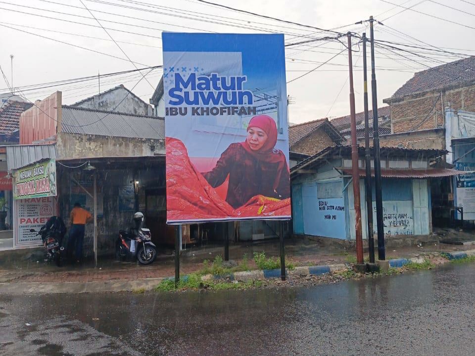 KABAR BARU: Baliho bertuliskan Matur Suwun Ibu Khofifah bertebaran di Ponorogo. (RADAR LAWU)