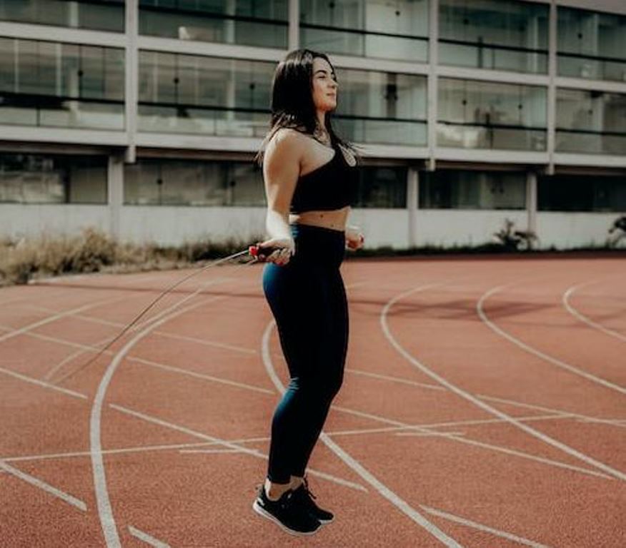 Olahraga skipping baik untuk alternatif diet dalam menjaga kecantikan tubuh wanita. (FERNANDA COSTA VIA PEXELS)