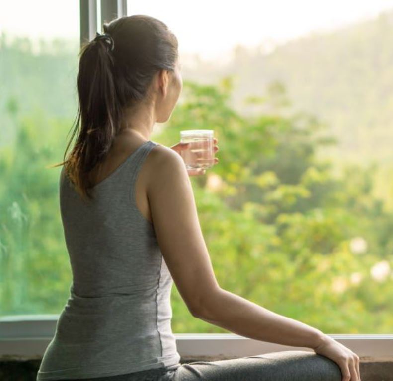 Biasakan minum air hangat di pagi hari dan rasakan manfaatnya. (DOUCEFLEUR VIA ISTOCK)