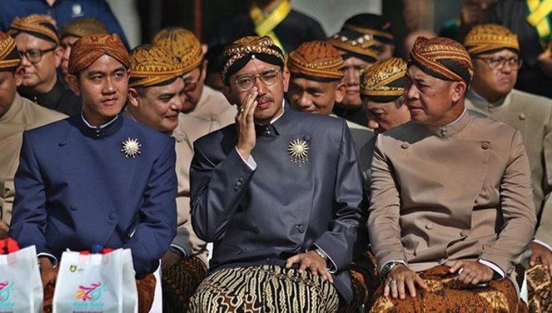 KEBERSAMAAN: Gusti Bhre (tengah) saat bersama Gibran Rakabuming Raka. (JAWA POS RADAR SOLO)