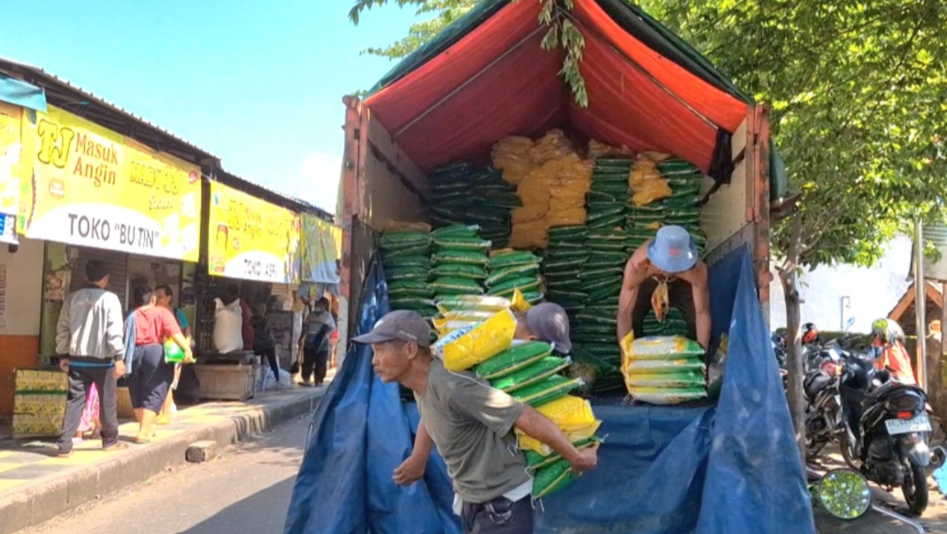 DIPASOK: Dropping beras SPHP di Pasar Magetan mundur sehari akibat sempat kosongnya kemasan SPHP di Gudang Bulog.&nbsp;(AJI PUTRA/RADAR MAGETAN)