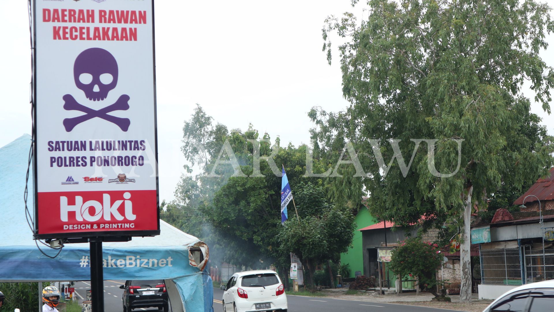 BLACKSPOT: Satlantas Polres Ponorogo pasang rambu rawan kecelakaan di Jalan Raya Ponorogo-Madiun masuk Desa/Kec. Babadan, Ponorogo. (SUGENG DWI N./JAWA POS RADAR PONOROGO)