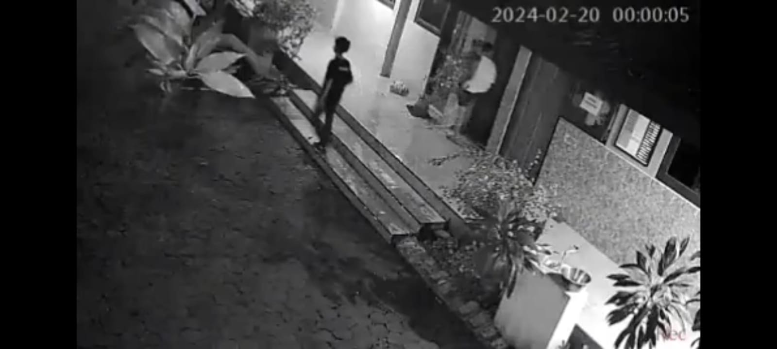 REKAMAN CCTV: Dua maling mencuri microphone di SDN 1 Karangpatihan, Balong, pukul 00.00 kemarin (20/2). (ISTIMEWA)