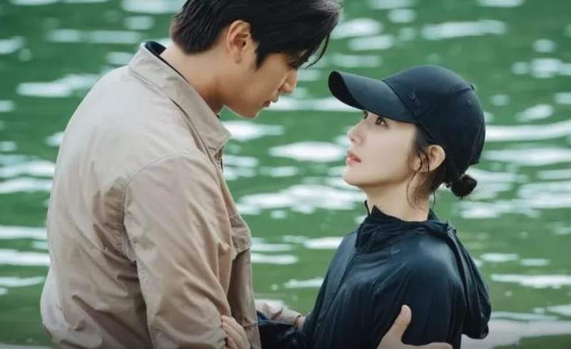 Setelah melalui adegan yang penuh ketegangan, Ji Won melamar Ji Hyuk dalam episode akhir Marry My Husband. (JAWA POS)