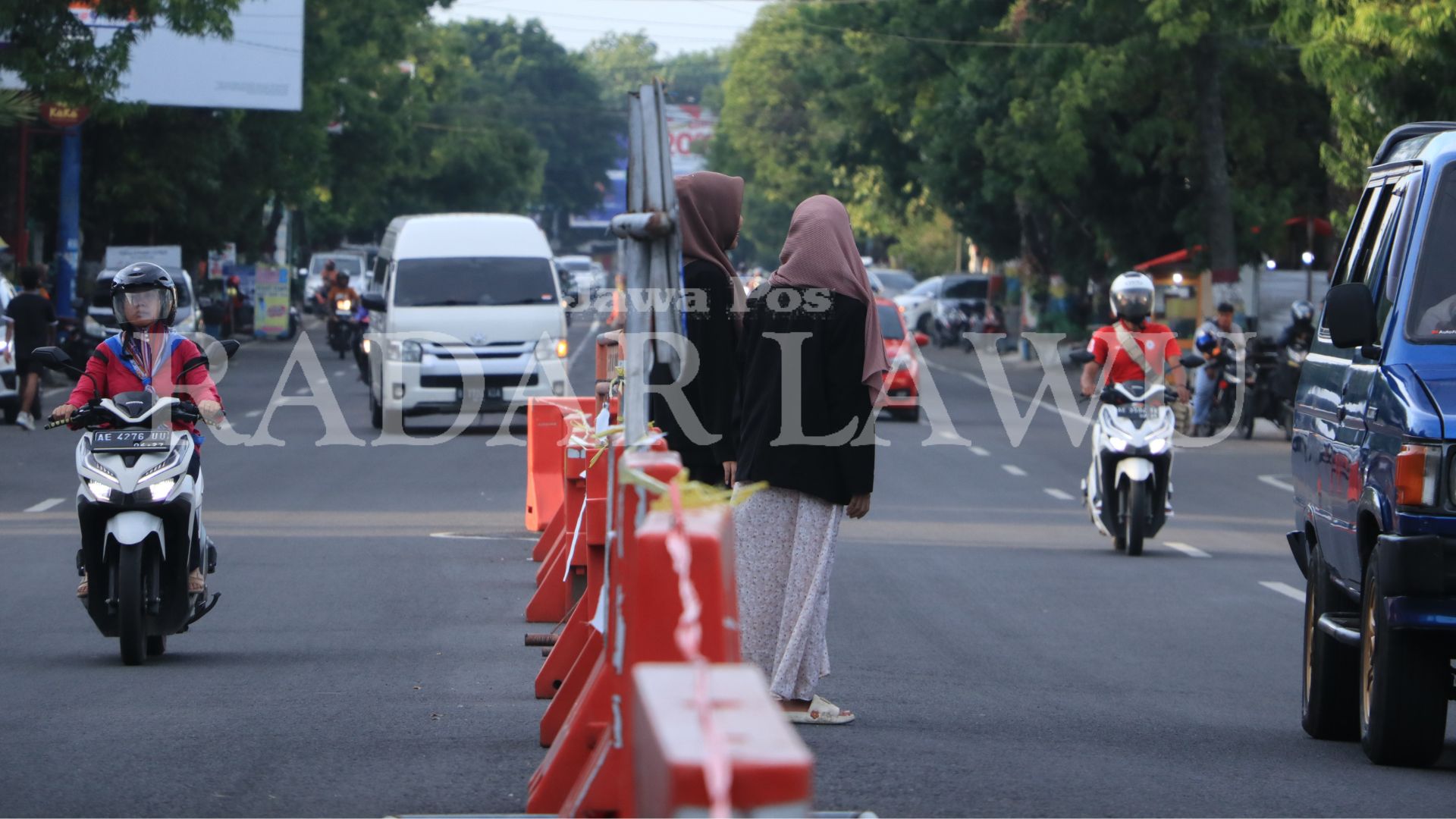 DILARANG MELINTAS: Besi pembatas dipasang di ruas Jalan Sultan Agung, pengendara dari Jalan Thamrin-Menur dilarang menyeberang. (SUGENG DWI N./JAWA POS RADAR PONOROGO)&nbsp;