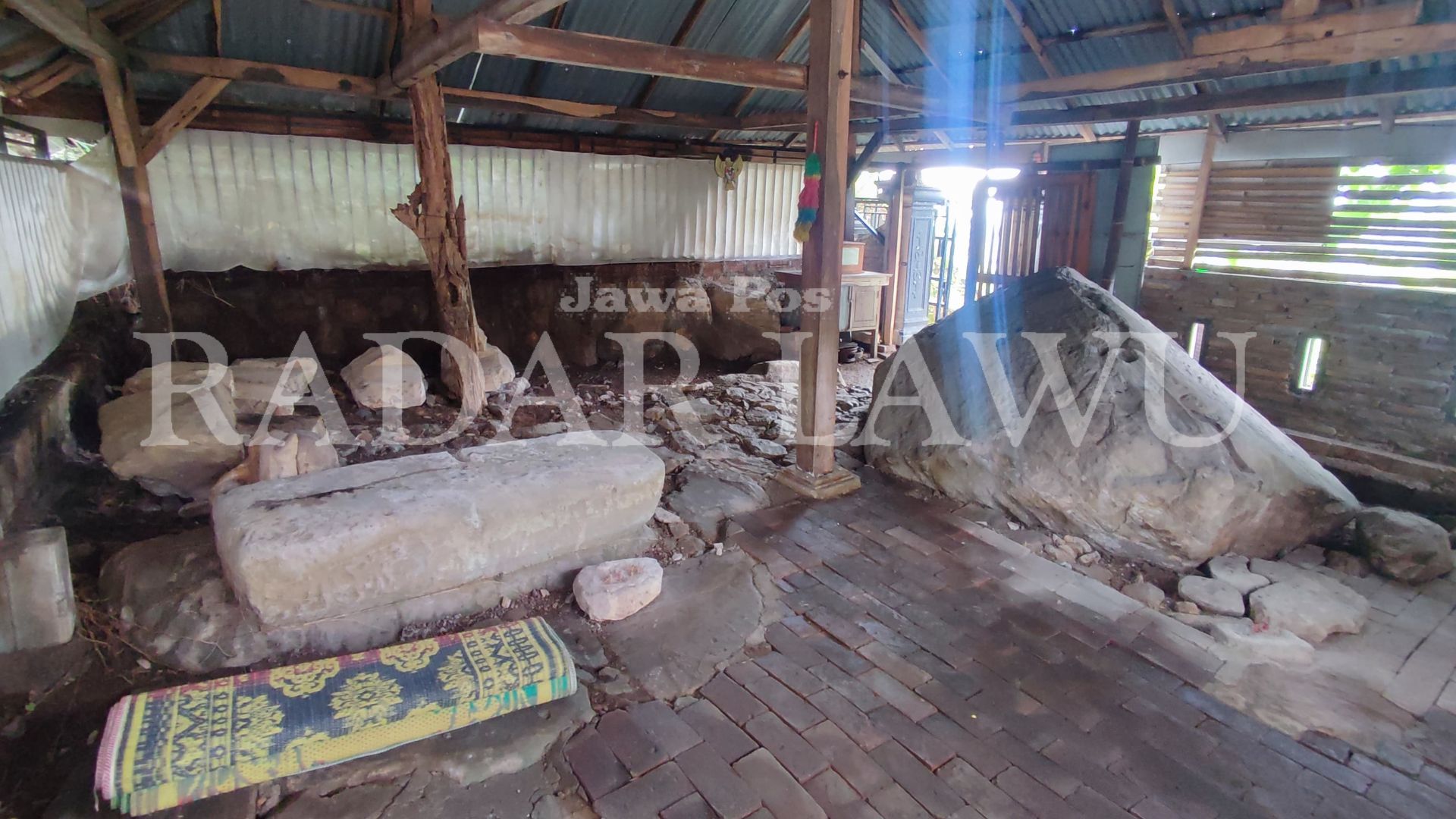 PENINGGALAN: Penampakan Situs Batu Tulis atau Watu Dukun di Desa Pagerukir, Sampung, Ponorogo. (OKTA MAGANG PNM/RADAR LAWU)