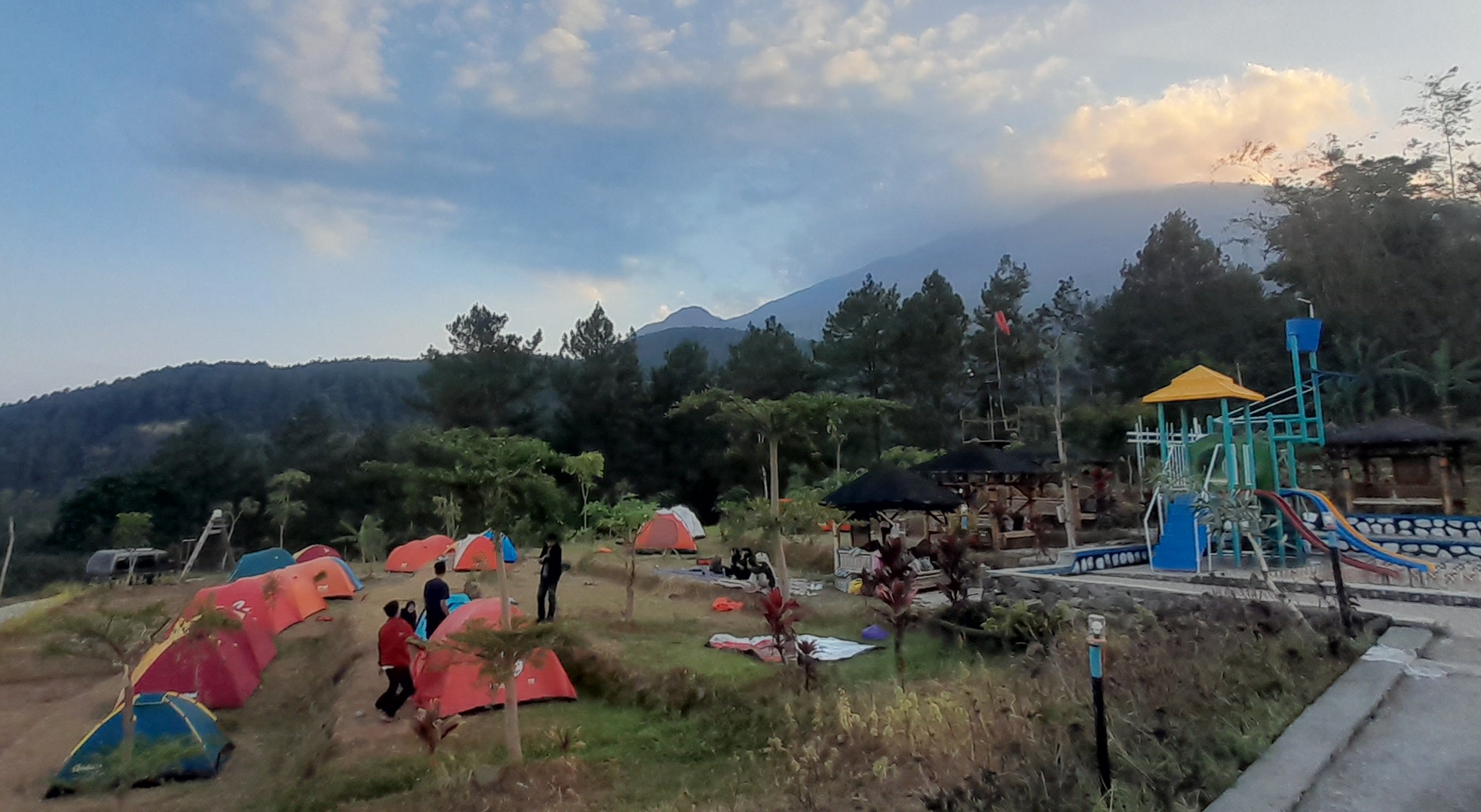 Sejumlah warga mendirikan tenda di lokasi camping Wisata Sengon Hills, Ngawi. (Asep Syaeful/Radar Ngawi)