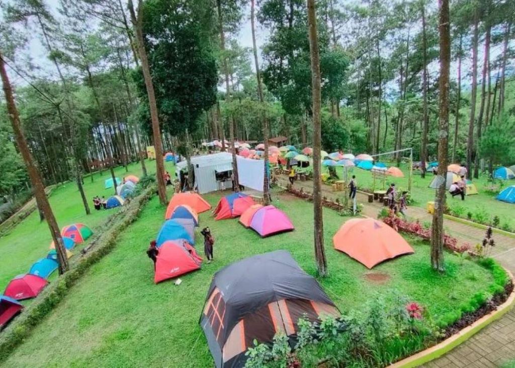 Bumi Perkemahan Alastuwo menjadi jujukan camping bersama keluarga. (Ig @wisataalastuwo)
