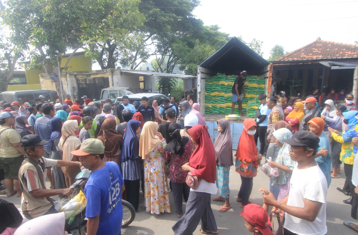 LUDES: Delapan ton beras SPHP di Gerakan Pangan Murah (GPM) Pasar Barat ludes diserbu warga dalam waktu satu jam, Kamis (22/2).&nbsp;(AJI PUTRA/RADAR MAGETAN)