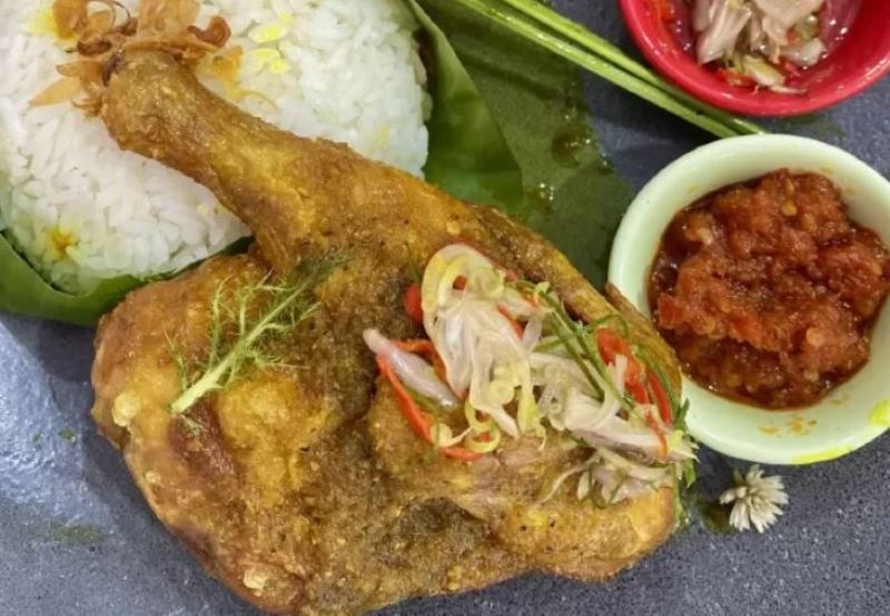 Ayam Betutu khas Bali (IG @kulinerkhasbali)