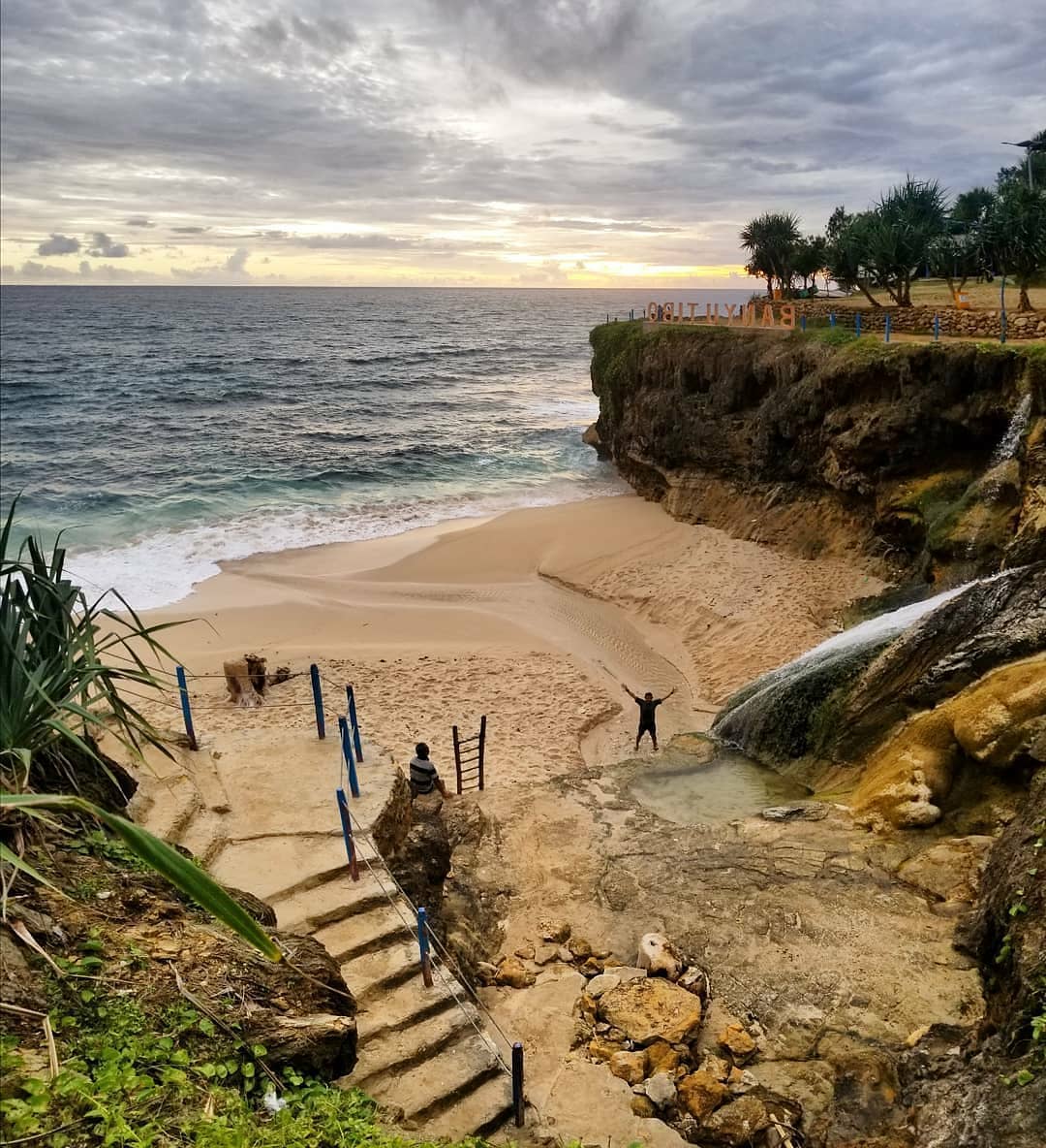 WISATA : pantai banyu tibo menjadi wisata pertemuan antara pantai dengan air terjun (instagram pantaibanyutibo)