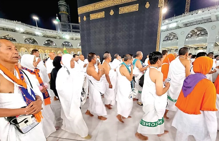 Jemaah haji Indonesia melaksanakan tawaf mengelilingi Kakbah. (MEDIA CENTER HAJI 2022)
