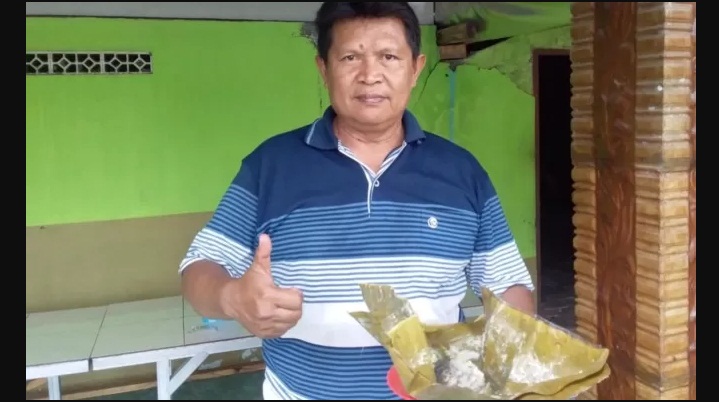 Kiman, penjual makanan ekstrem botok tawon, di Desa Karangtengah Prandon, Ngawi. (NOBEL SAKTI/JAWA POS RADAR NGAWI)