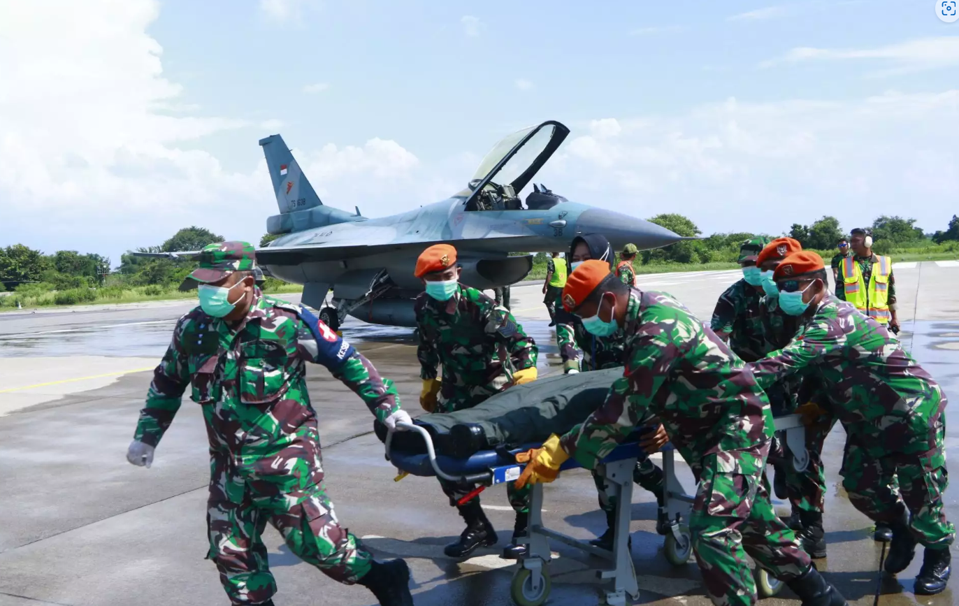 SIMULASI: Proses evakuasi pilot oleh Crash Team Lanud Iswahjudi. (PENLANUD)