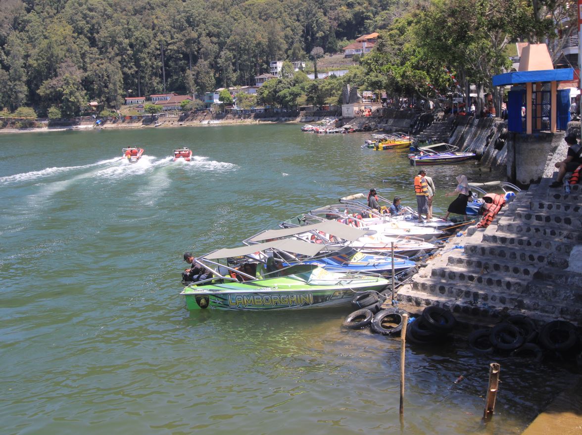SUASANA TELAGA SARANGAN: Wisatawan luar daerah diharapkan berhati-hati saat berkendara menjelang lokasi wisata di lereng Gunung Lawu sisi timur ini. (AJI PUTRA/JAWA POS RADAR MADIUN)