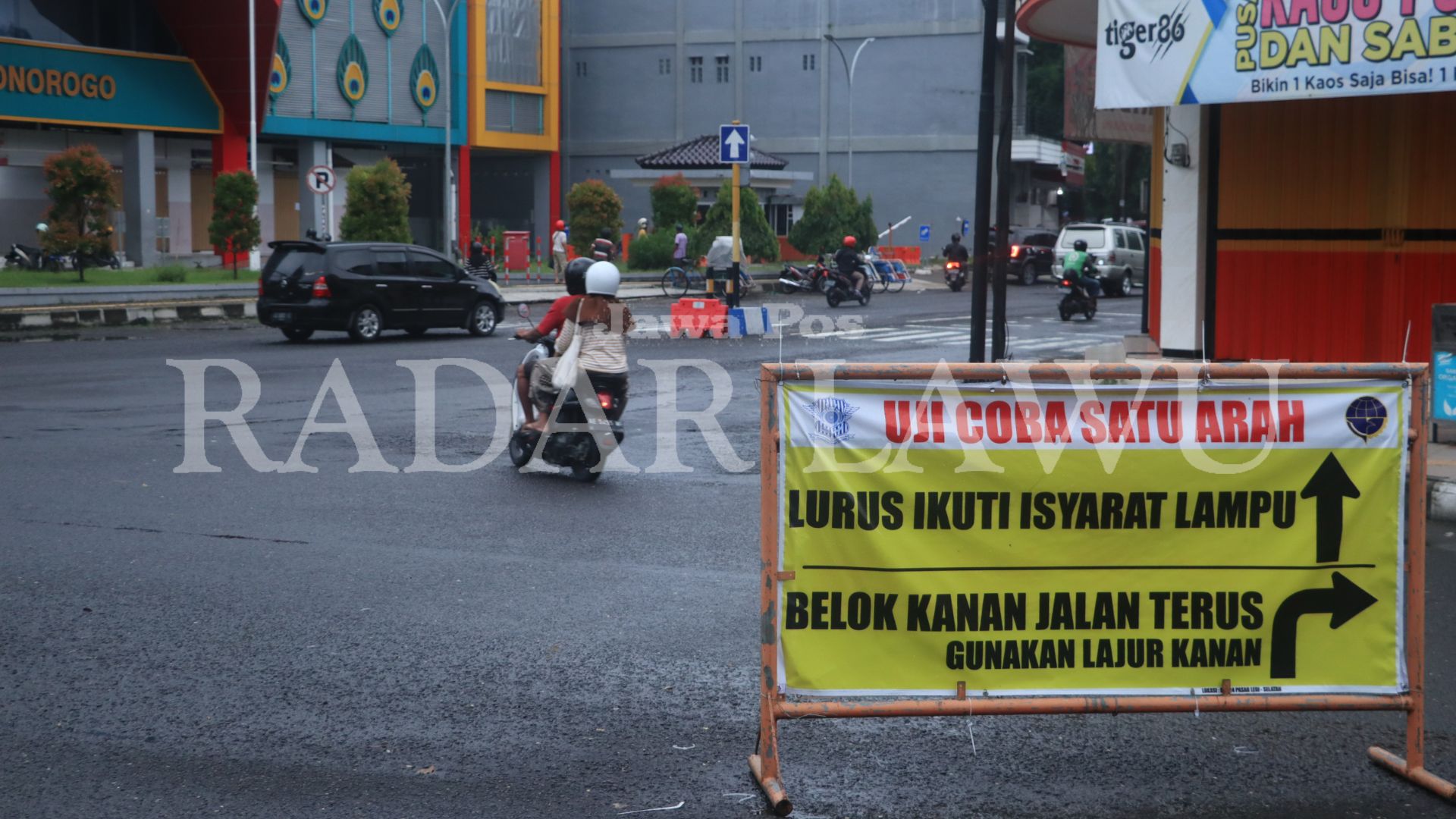 ONE WAY: Persimpangan Pasar Legi jadi salah satu titik padat kendaraan imbas pemberlakuan uji coba satu arah. (SUGENG DWI N./JAWA POS RADAR PONOROGO)&nbsp;&nbsp;