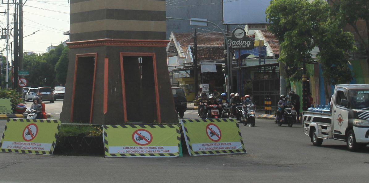 PADAT KENDARAAN: Sanksi tilang bagi pelanggar one way Jalan Diponegoro Barat, Kota Madiun, bakal diberlakukan sebelum Lebaran 2024. (BAGAS BIMANTARA/JAWA POS RADAR MADIUN)
