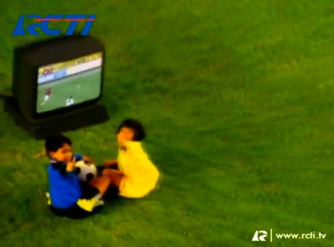 Tayangan iklan jadul RCTI di lapangan Stadion Gelora Bung Karno.