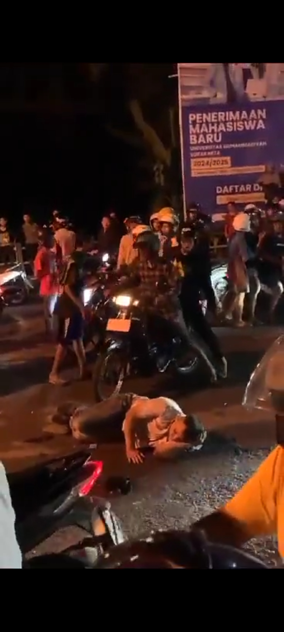 VIRAL: video seseorang tergeletak di jalan Suromenggolo viral di media sosial, diduga mabuk dan dimassa. (ISTIMEWA)&nbsp;