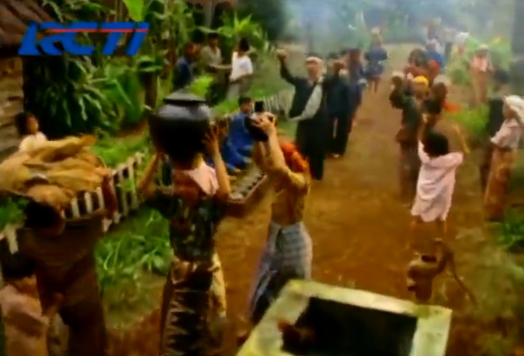 Iklan RCTI di rumah gadang
