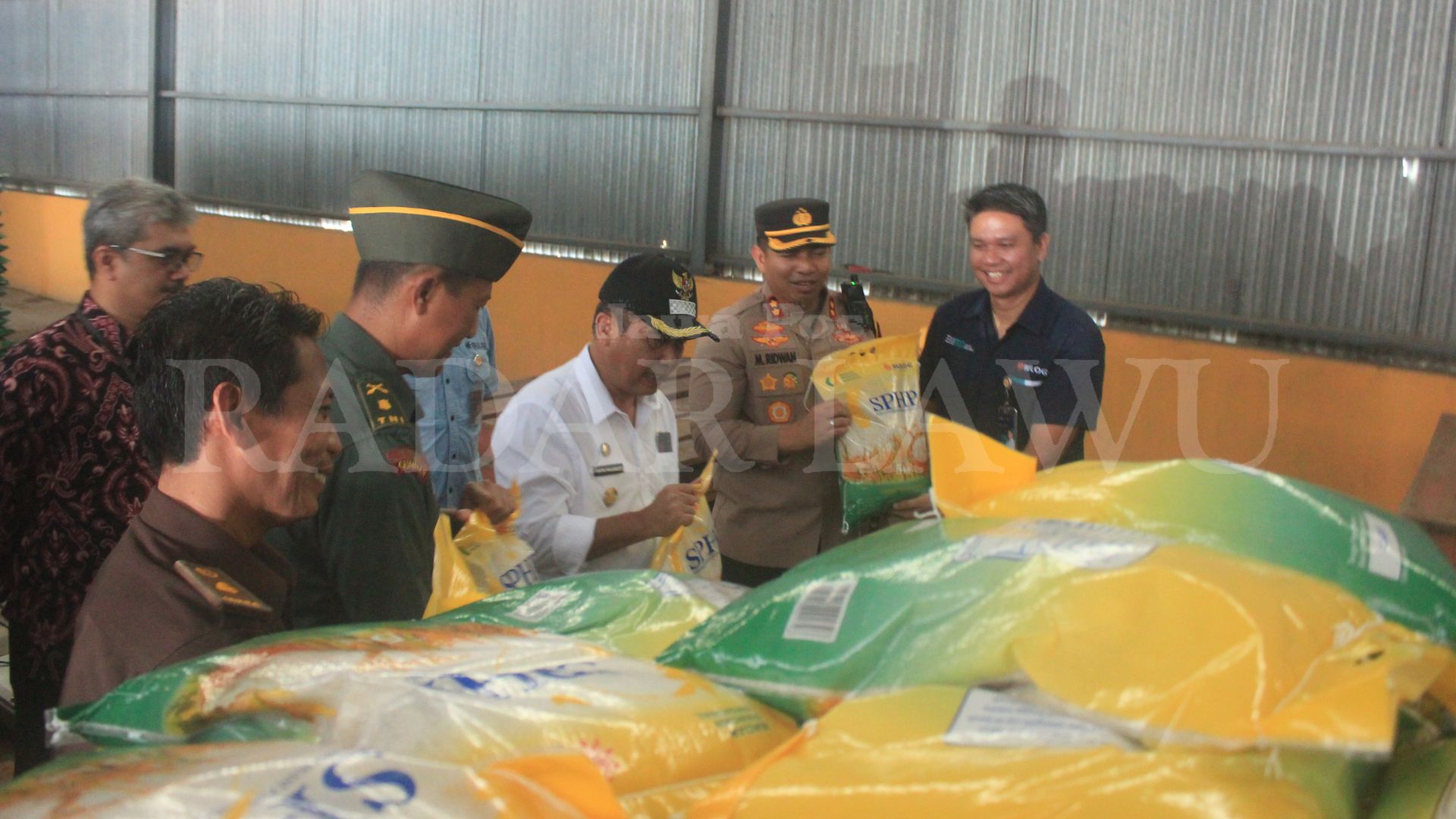 MONITORING: Pj Bupati Madiun Tontro Pahlawanto bersama satgas pangan dan jajarannya memeriksa ketersediaan beras di Gudang Bulog Jerukgulung, Balarejo, Rabu (28/2). (R. BAGUS RAHADI/RADAR CARUBAN)