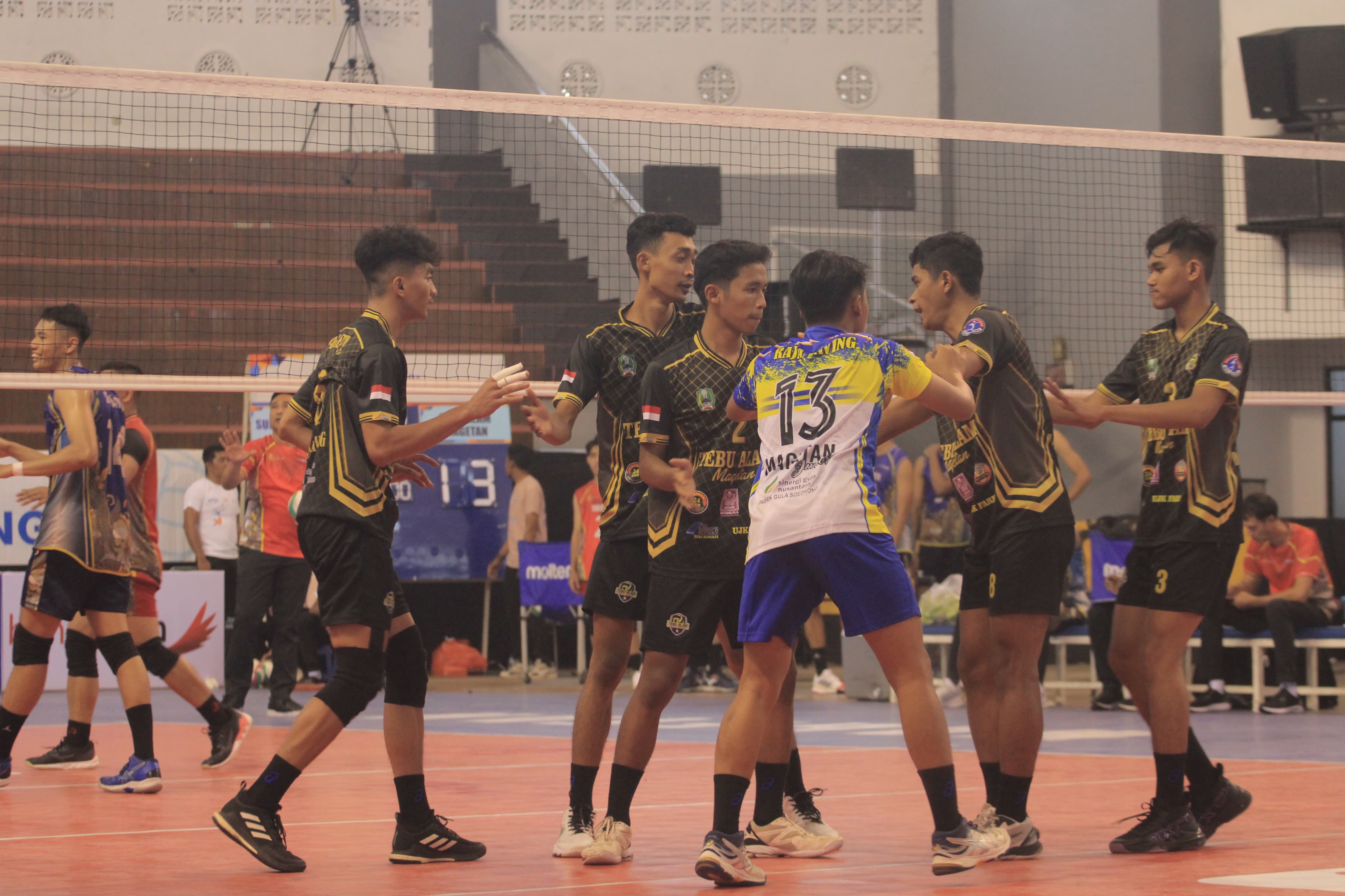 KEOK: Sejumlah pemain Tebu Alam Magetan dalam pertandingan melawan Surabaya Flame, Nusantara Cup 2024, di GOR Ki Mageti, Kamis (29/2). (AJI PUTRA/JAWA POS RADAR MADIUN)