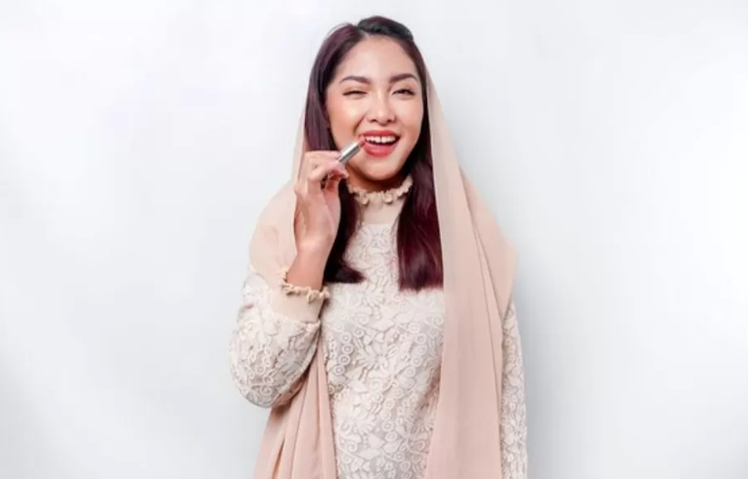 Ilustrasi pakai lipstik saat puasa (JAWAPOS.COM)