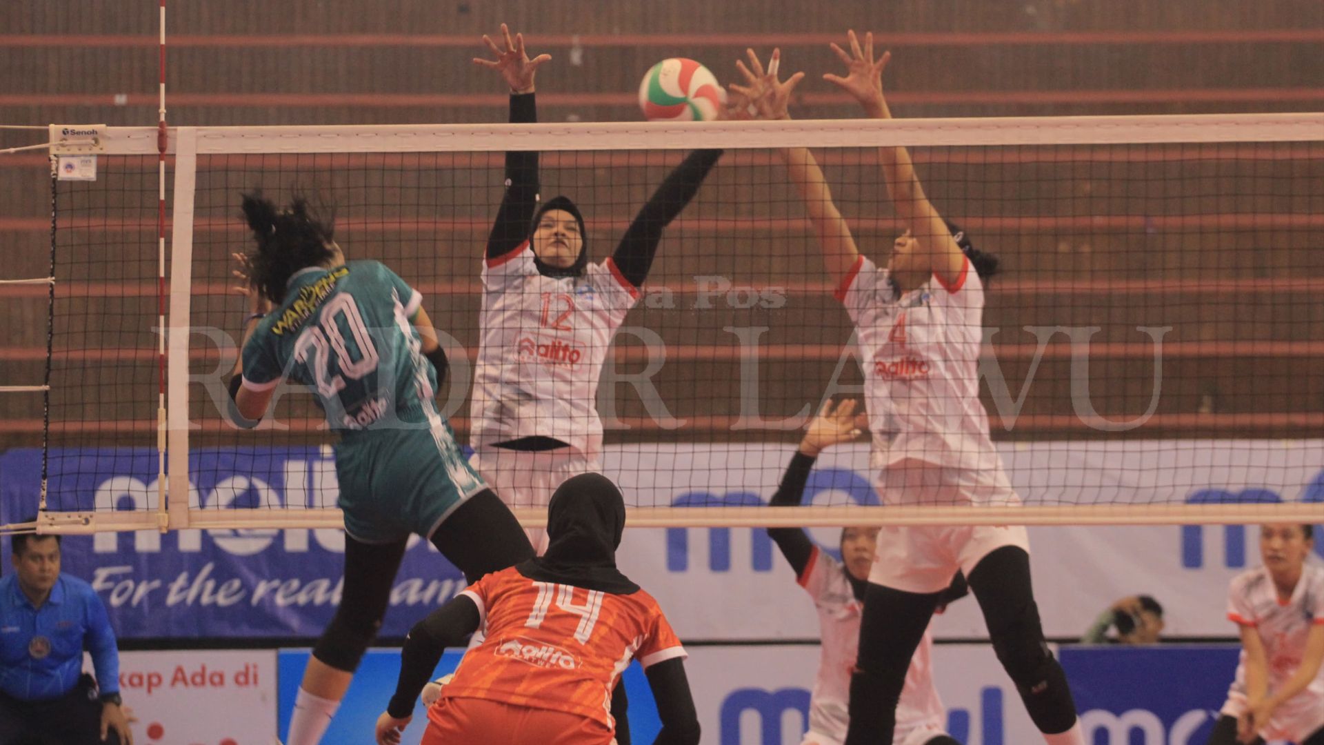 Laga pembuka Nusantara Cup 2024 berhasil dimenangkan&nbsp;Vita Solo usai menumbangkan Synthesis Agro Volley Club dengan skor&nbsp;3 - 2. (AJI PUTRA/JAWA POS RADAR MAGETAN)