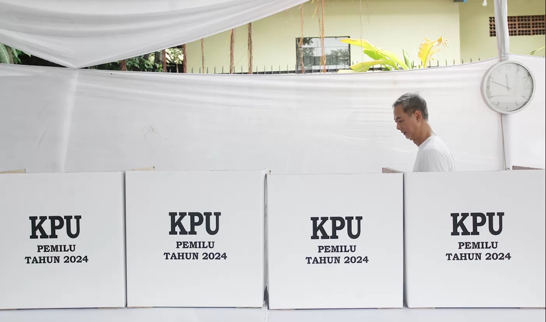 Warga menggunakan hak pilihnya saat mengikuti pemungutan suara ulang Pemilu 2024 di TPS 43, Kelurahan Menteng, Kecamatan Menteng, Jakarta Pusat, Sabtu (24/2).  (DERY RIDWANSAH/ JAWAPOS.COM)