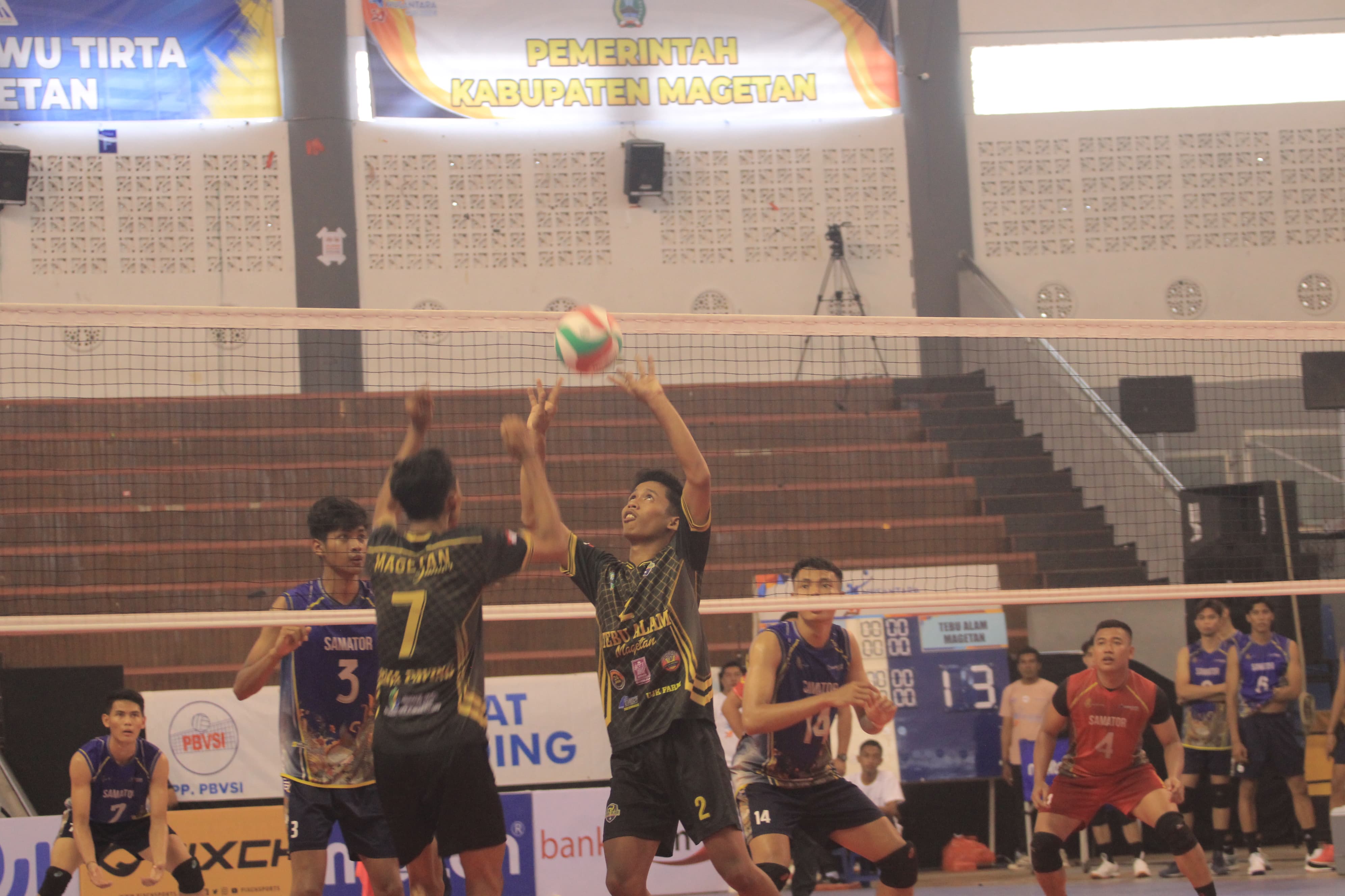 Laga kedua Nusantara Cup 2024 Magetan Series bakal sengit, pertandingan Surabaya Flame vs SKN BDK Volleyball Club mulai pukul 15.00 Jumat (1/3). (AJI PUTRA/RADAR MAGETAN)