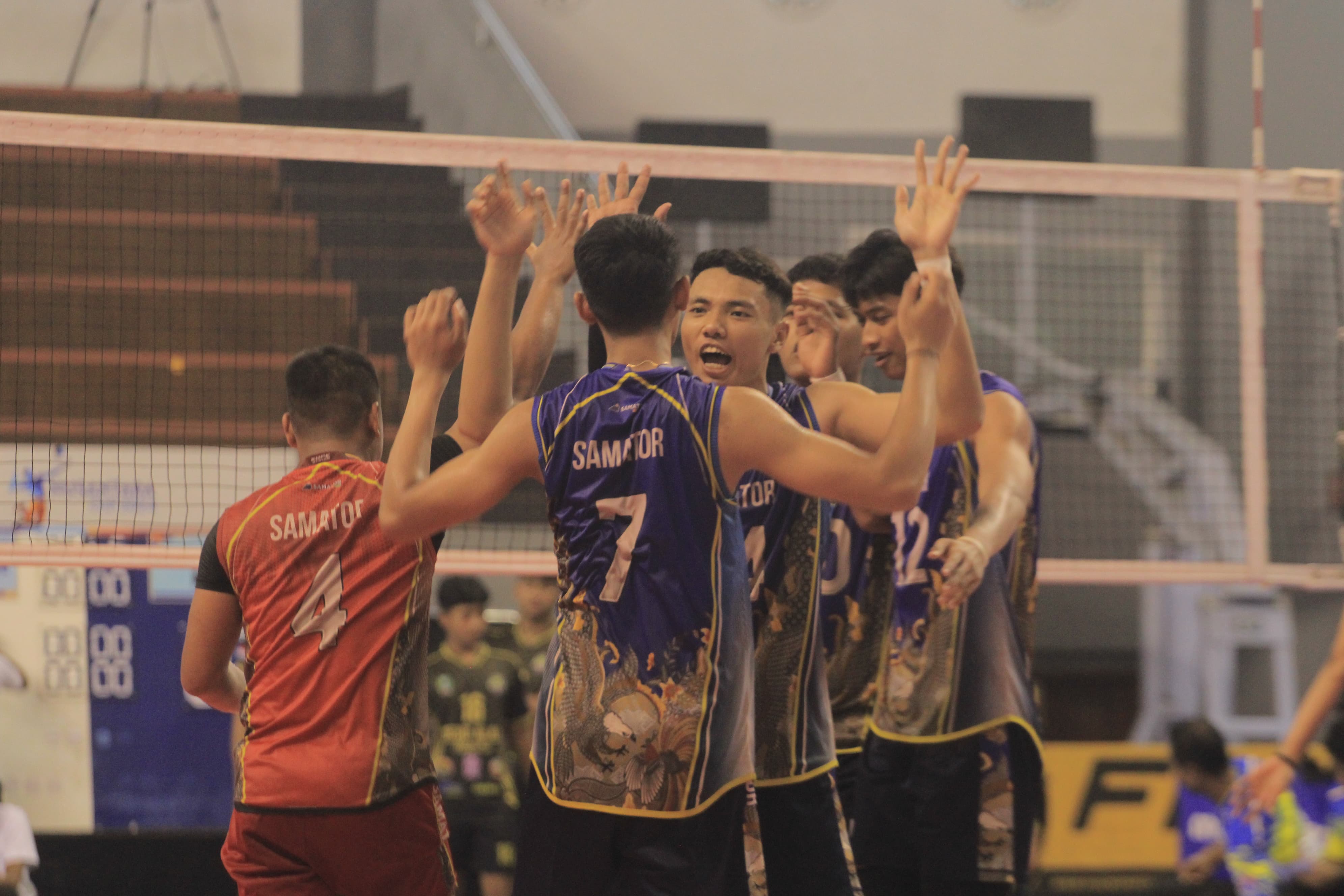 BERSEMANGAT: Sejumlah pemain Surabaya Flame saat menjalani pertandingan Nusantara Cup 2024 di GOR Ki Mageti, Magetan. (AJI PUTRA/JAWA POS RADAR MADIUN)