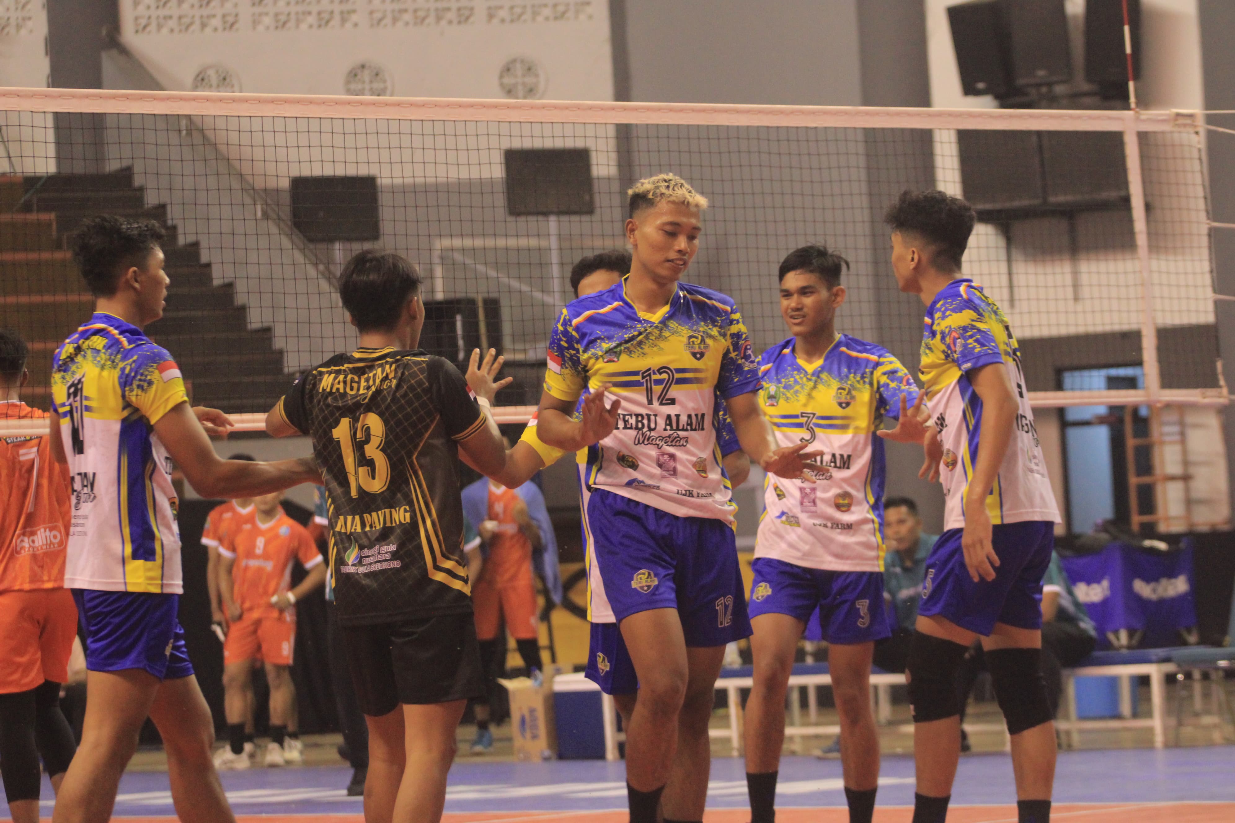 KALAH LAGI: Sejumlah pemain Tebu Alam Magetan saat melawan Synthesis Agro Volley Club di laga kedua Nusantara Cup 2024 seri Magetan, Jumat (1/3).