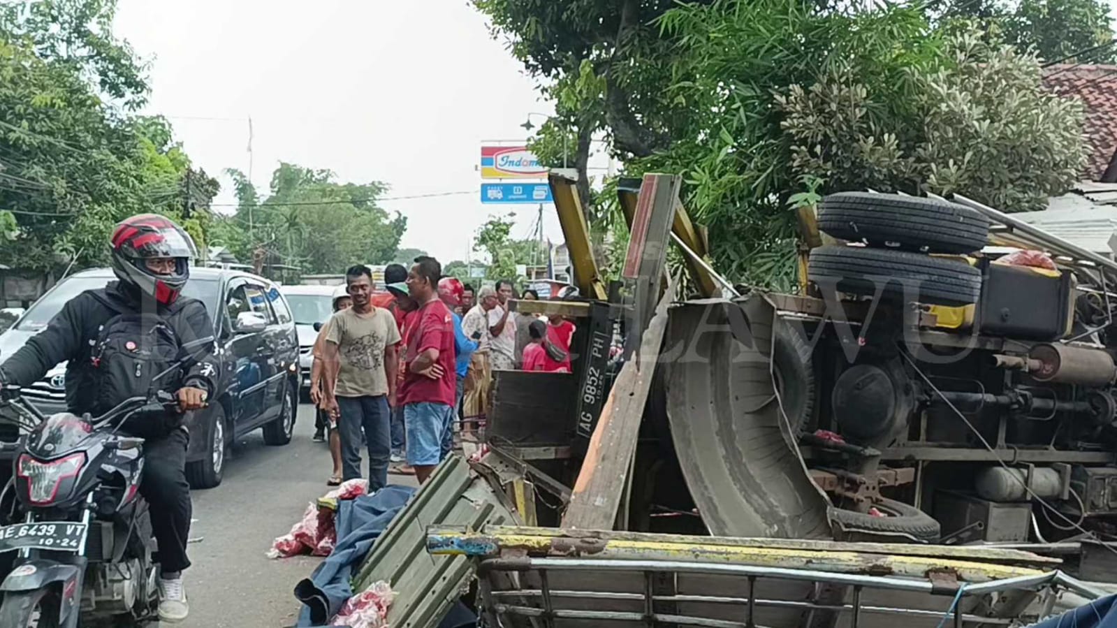 TERGULING: truk bermuatan makanan ringan terguling dan menabrak rumah warga di jalan Ponorogo-Solo
