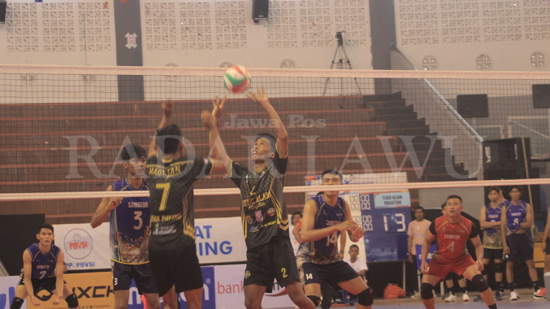 BEREBUT KEMENANGAN: Tim tuan rumah Tebu Alam Magetan menghadapi Synthesis Agro Volley Club pada laga kedua Nusantara Cup 2024 Magetan Series di nomor putra Jumat (1/3). (AJI PUTRA/RADAR MAGETAN)