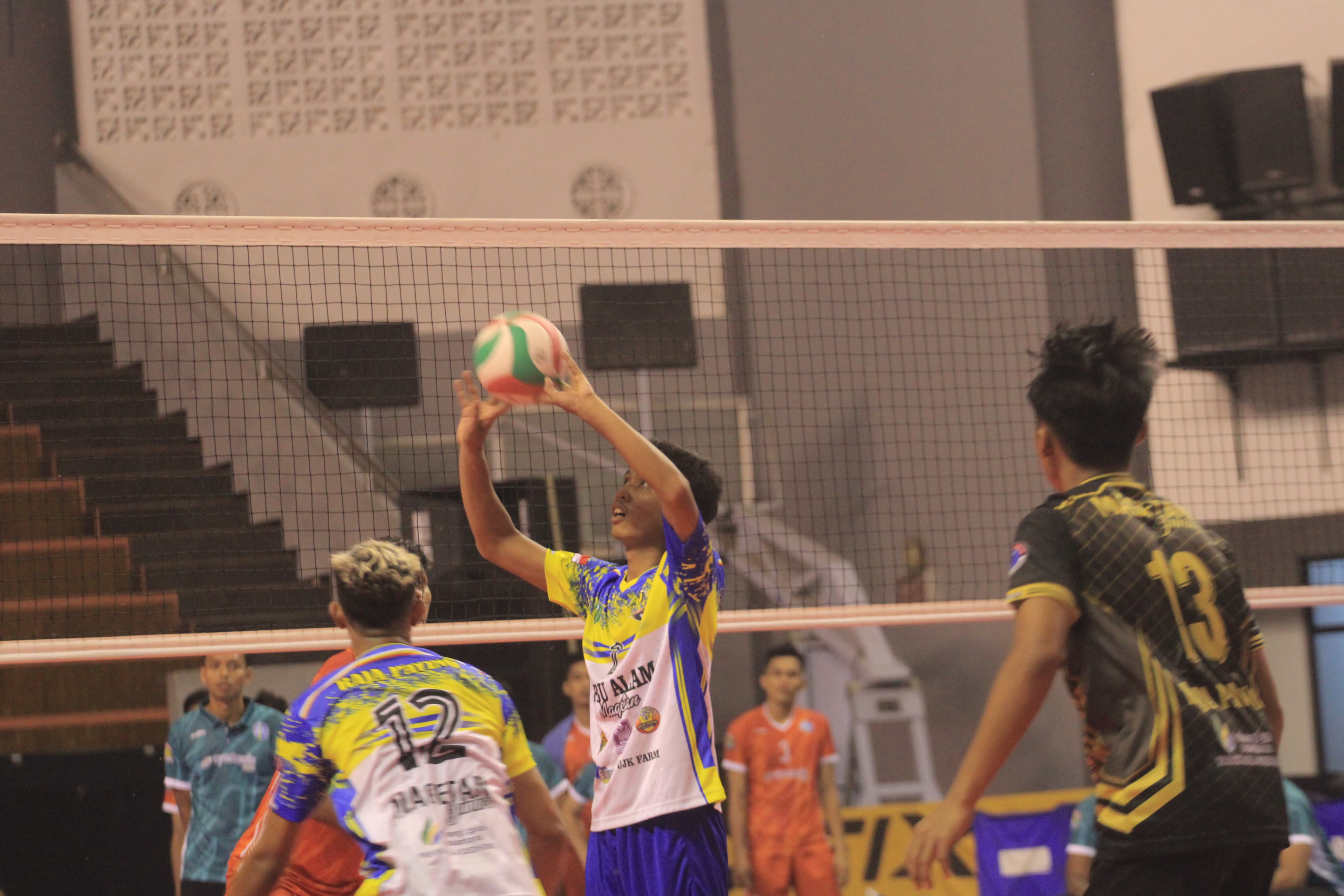 PELUANG TERTUTUP: Pertandingan Tebu Alam  Magetan di Nusantara Cup 2024. Bersama tim putri Ivontri, keduanya dipastikan tak masuk final four. (AJI PUTRA/JAWA POS RADAR MADIUN)
