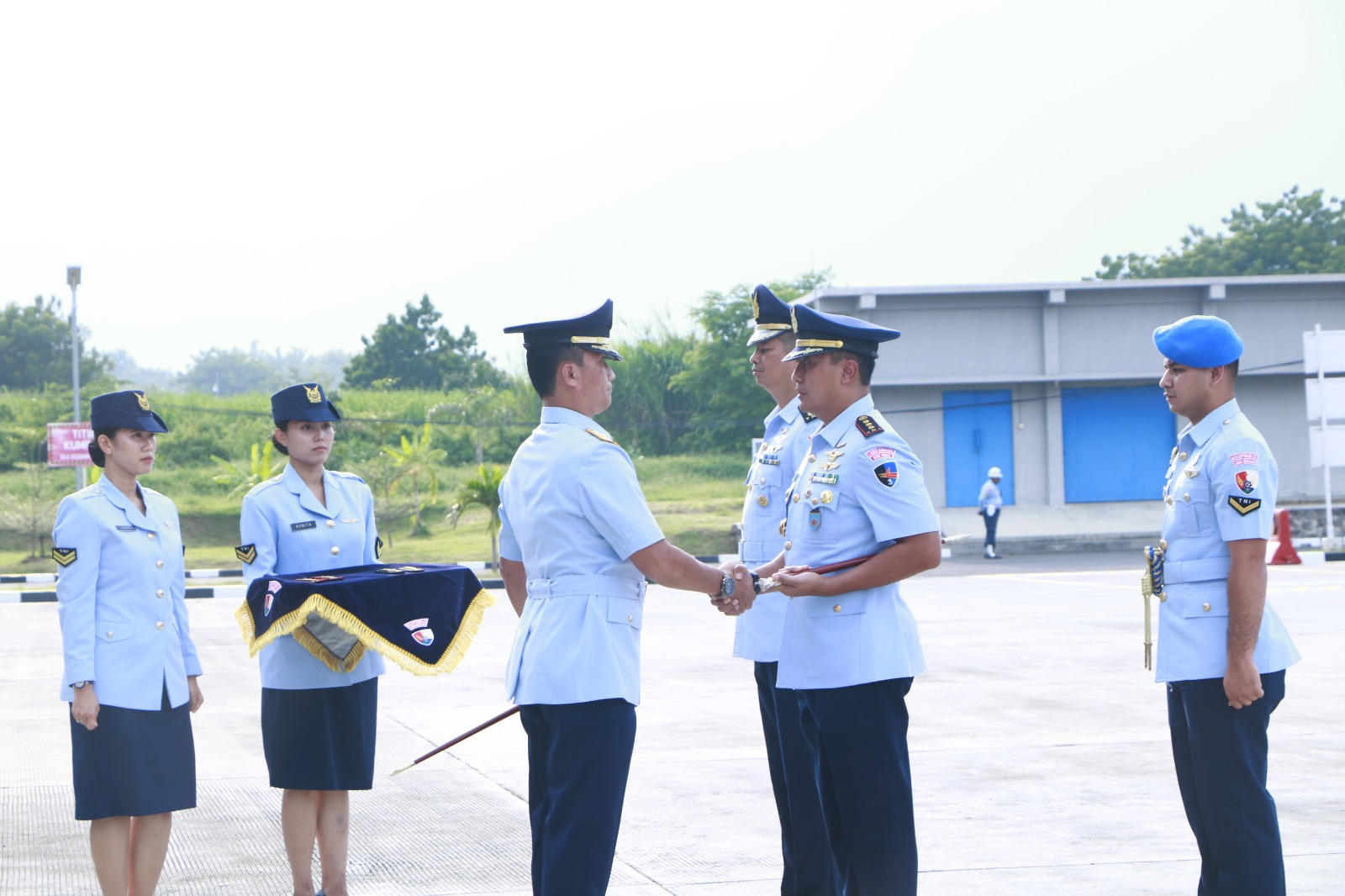 SERAH TERIMA: Danlanud Iswahjudi Marsma TNI Firman Dwi Cahyono melantik Kolonel Pnb Marcellinus sebagai Danwing 3 Sabtu (2/3). (LANUD ISWAHJUDI UNTUK RADAR LAWU)