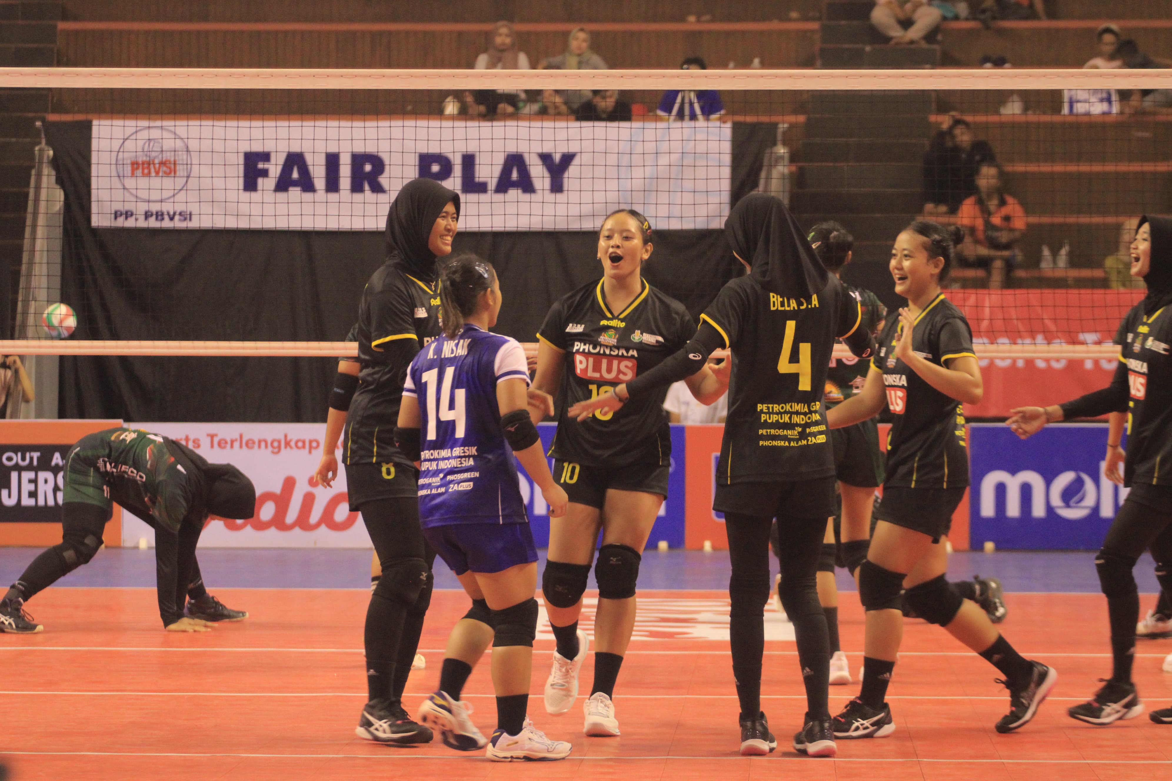 JAWARA: Petrikimia Academy Volleyball juara I putri Nusantara Cup 2024 usai mengalahkan Vita Solo di final, Minggu (3/3). (AJI PUTRA/JAWA POS RADAR MADIUN)