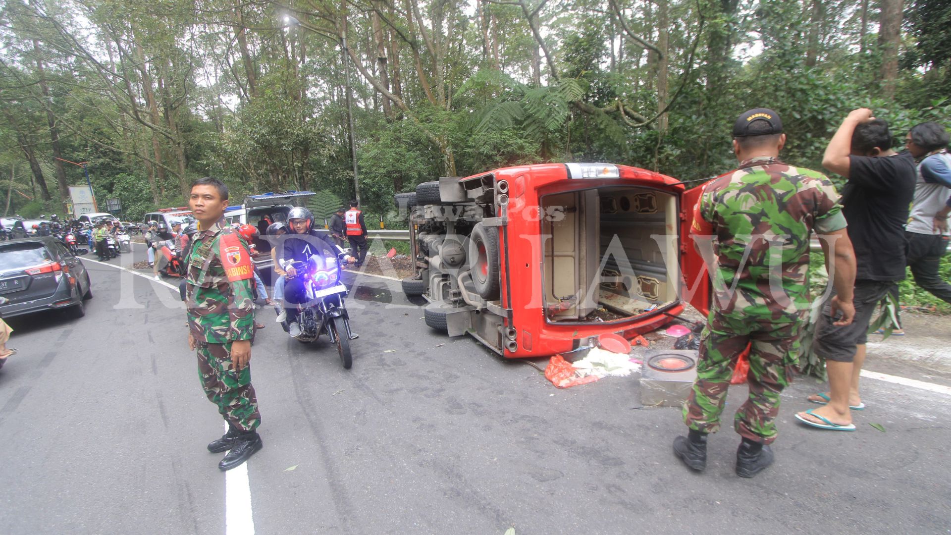 MUSIBAH: Minibus Isuzu Elef nopol S 7283 A terguling di tanjakan atasnya Lawu Green Forest Magetan pukul 11.30 hari ini (3/3). (AJI PUTRA/JAWA POS RADAR MAGETAN)