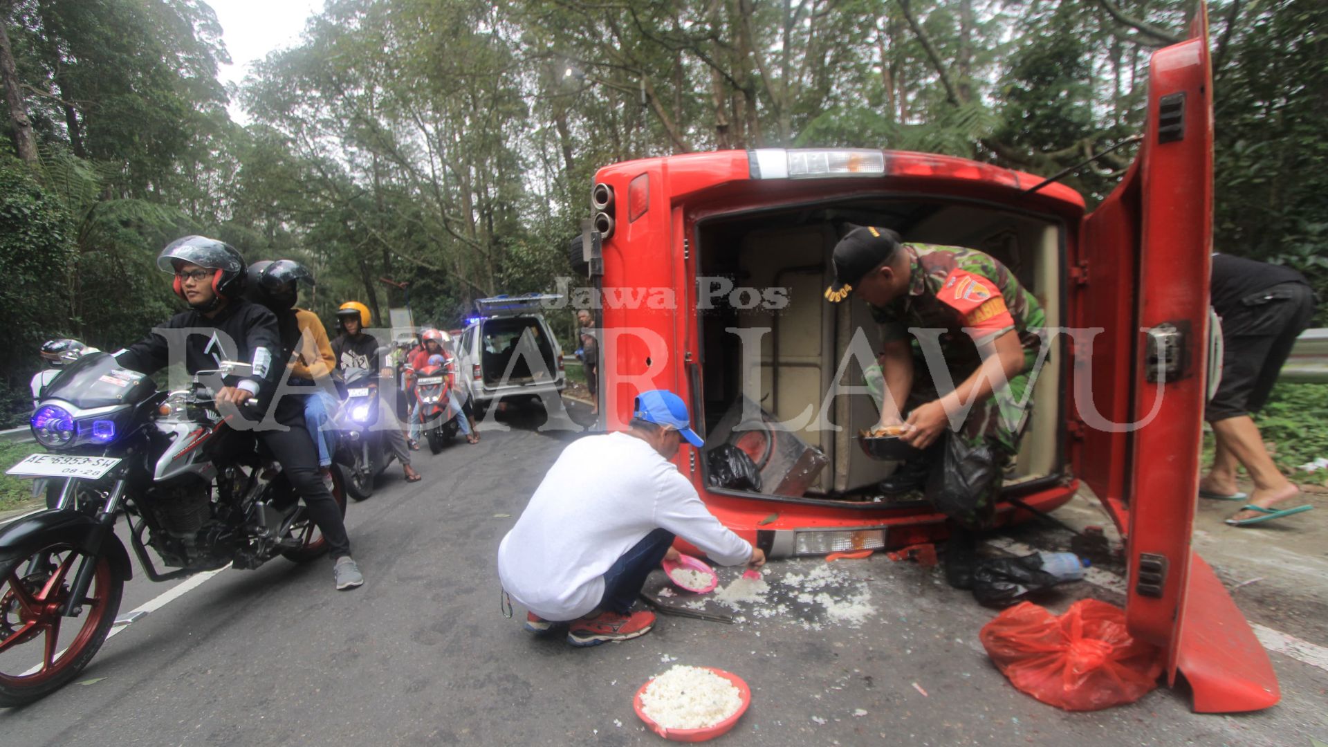 MUSIBAH: Minibus Isuzu Elef nopol S 7283 A terguling di tanjakan atasnya Lawu Green Forest Magetan pukul 11.30 hari ini (3/3). (AJI PUTRA/JAWA POS RADAR MAGETAN)
