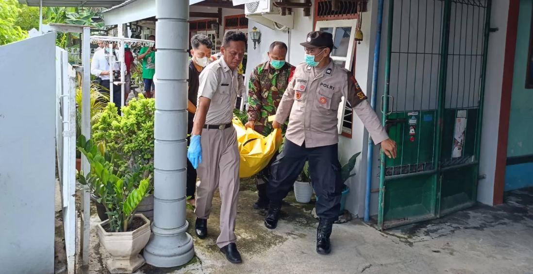 EVAKUASI: Petugas membawa jasad Wiyono dari dalam rumahnya di Kelurahan Sogaten, Kota Madiun, pada Senin (4/3) pagi.