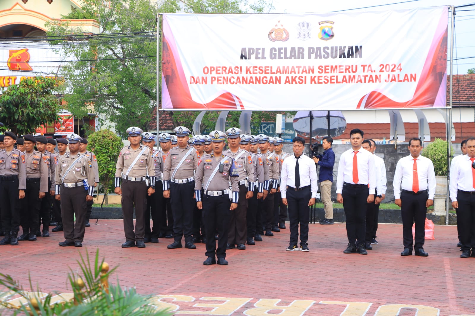JELANG RAMADAN: Petugas gabungan apel gelar pasukan di lapangan Satya Haprabu Polres Ngawi, Sabtu (2/3) lalu. (POLRES NGAWI)