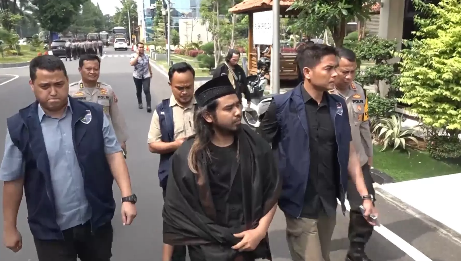 Gus Samsudin saat digelandang di Polda Jatim (JAWAPOS.COM)