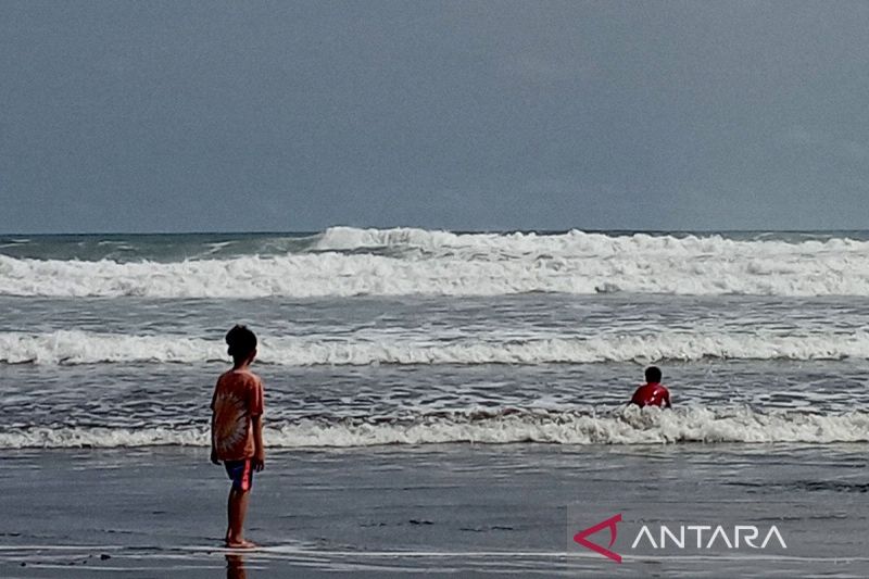 AWAS GELOMBANG TINGGI: Pantai Jetis di Jogjakarta. (ANTARA)