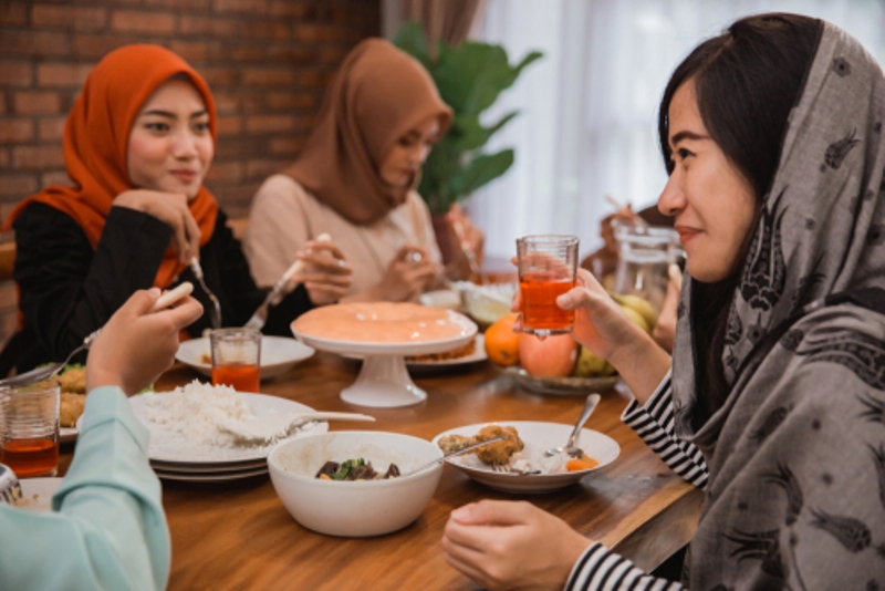 Ilustrasi makan bersama teman (shutterstock)