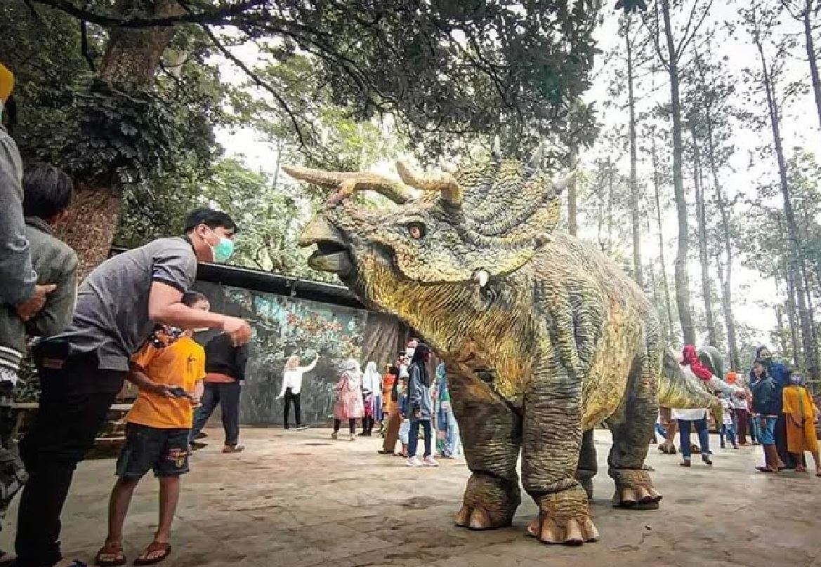 PURBA: Pengunjung memperhatikan wahana dinosaurus di Mojosemi Forest Park.