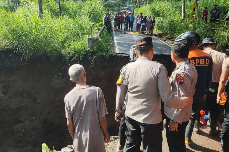 PETAKA: Satu tewas dan dua lainnya terluka saat jembatan di Randuacir, Kota Salatiga, roboh. (ANTARA)