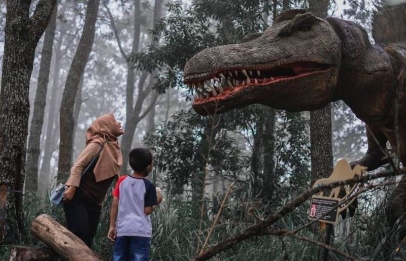 EDUKASI: Berkunjung ke wisata Magetan Mojosemi Forest Park, destinasi edukasi binatang purbakala. (Ig: @mojosemiforestpark)