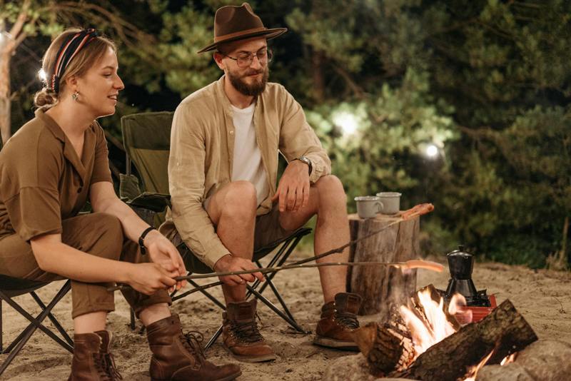 REFRESHING: Camping menjadi kebutuhan prioritas untuk menghilangkan penat. (PEXELS)