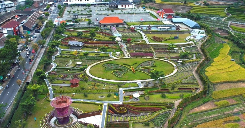 Kebun Bunga Refugia, destinasi wisata Magetan yang memiliki view indah nan rupawan.  (CAPTURE YT @fajar hengki wijaya)