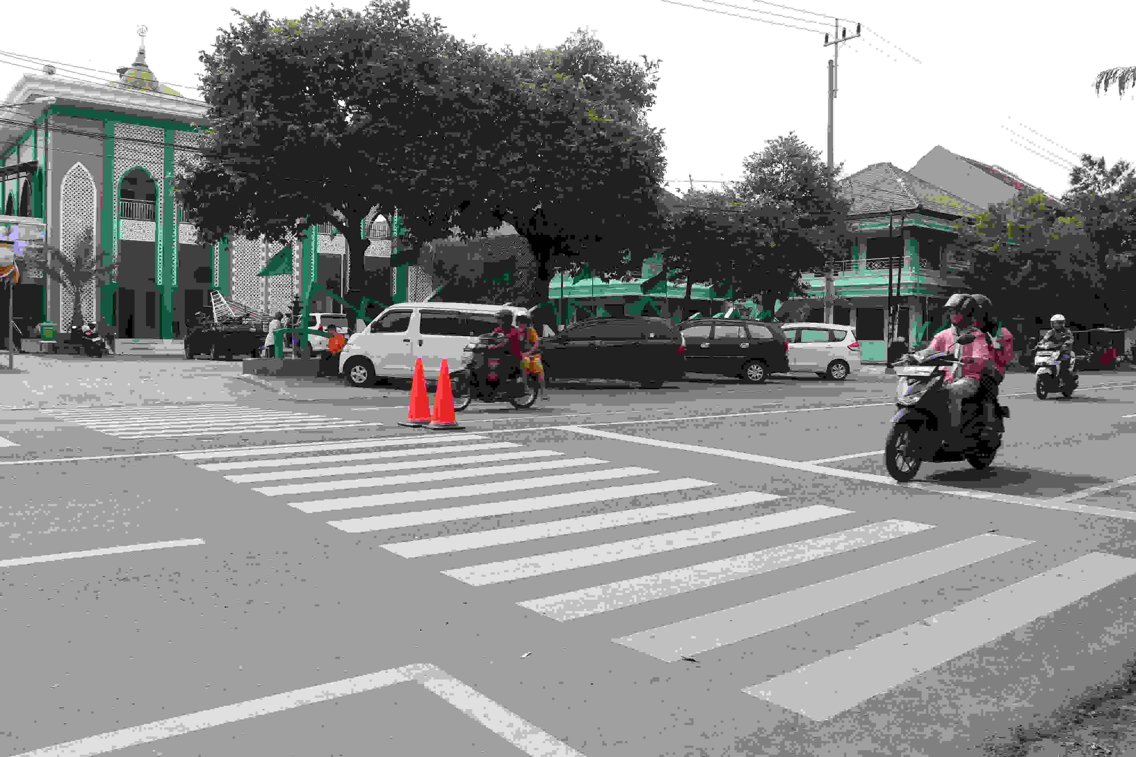 PADAT MERAYAP: Warga sulit menyeberang menuju Masjid NU dan sebaliknya pasca pemberlakuan uji coba one way.&nbsp; (SUGENG DWI N./JAWA POS RADAR PONOROGO)